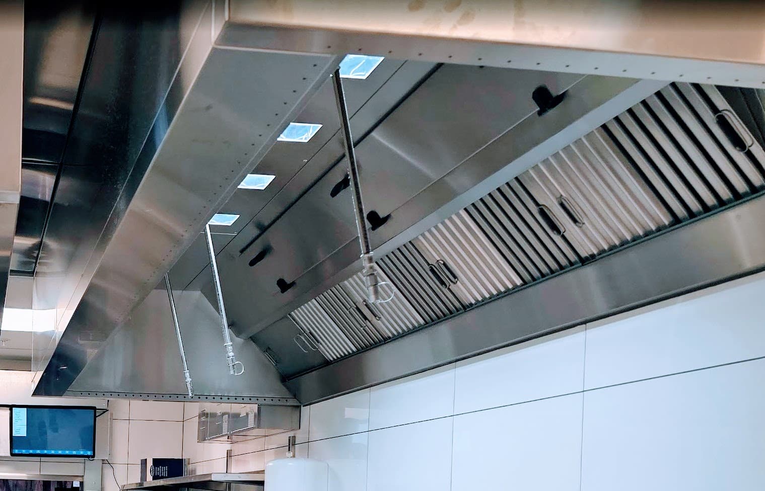 Lynx installed downstream of a market-leading extraction hood with built-in cyclone separation in a restaurant at Oslo Airport Gardermoen.