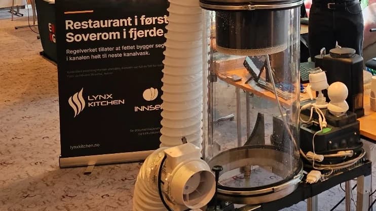 The demonstration unit running at the stand. The whole chamber is transparent, so you can see what happens inside.