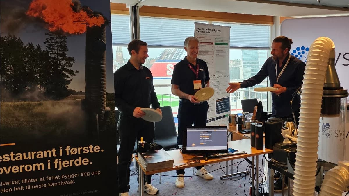 At the stand on board Color Magic. From the left: Robin Mælen (Mælen Blikk og Ventilasjon), Fredrik Eriksen (Solva) and Sondre Jacobsen (InnSep). What they are holding is the mesh the grease hits inside the unit.
