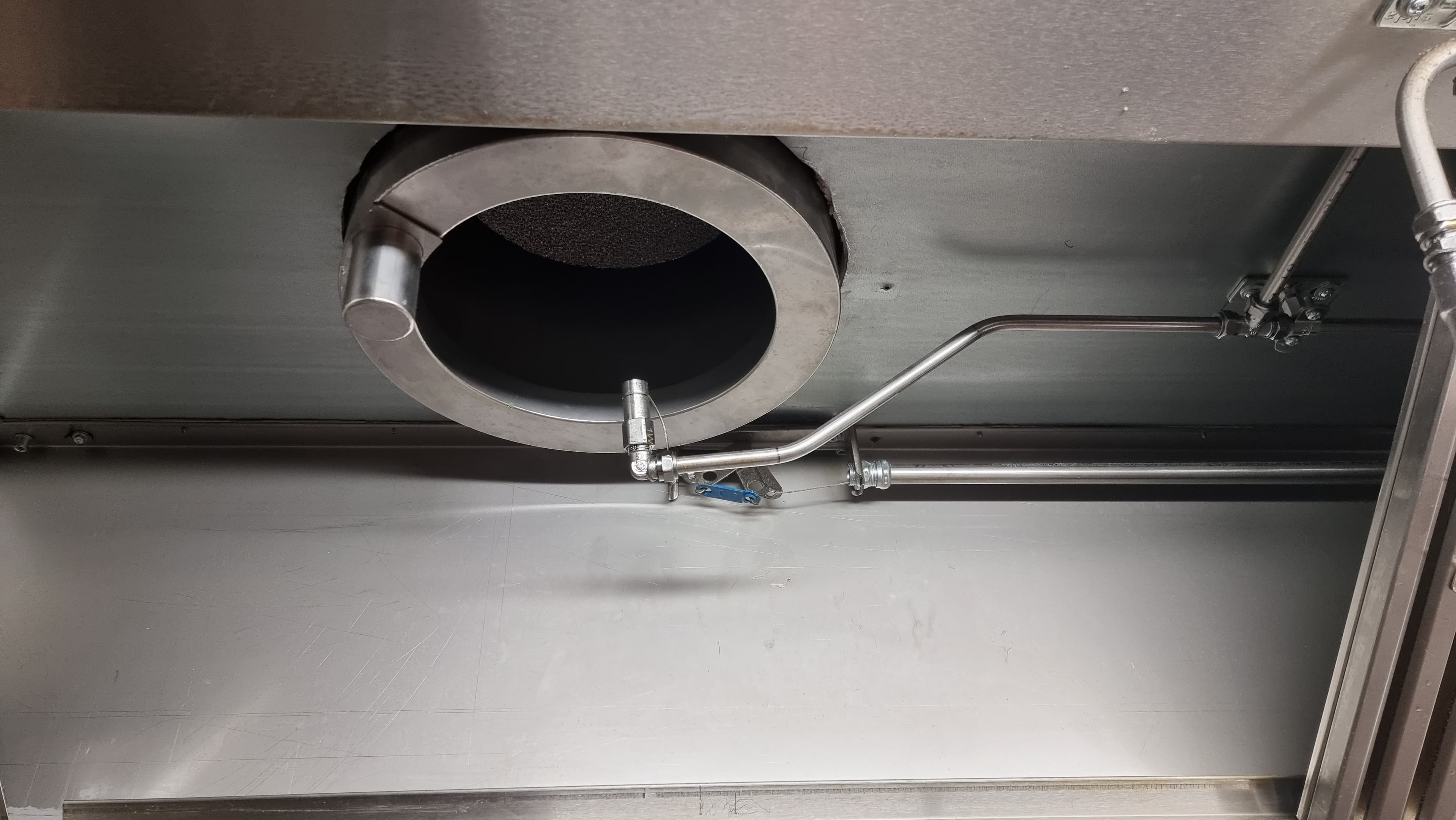 Connect the extraction ducts. Connect to 220 V. Done.